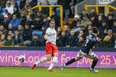 Hull City 'den Jacob Greaves 5 Kasım 202' de The Den, Londra 'daki Millwall vs Hull City maçında pas veriyor.