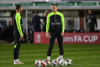 Portsmouth 'dan Ronan Curtis # 11, Birleşik Krallık' ın başkenti Hereford 'da oynanan ve 4 Kasım 202 tarihinde oynanan, Emirates FA Cup First Round karşılaşmasında oynanan karşılaşma öncesi ısınma sırasında Hereford FC ile Portsmouth karşı karşıya geldi.