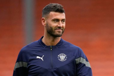 Blackpool # 14 numaralı Gary Madine, Blackpool-Luton Town maçından önce ısınıyor. Bloomfield Road, Blackpool, İngiltere, 5 Kasım 202