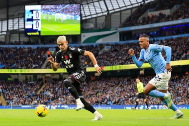 Fulham 'dan Andreas Pereira # 18 Premier League maçında Manchester City - Fulham maçında Manchester City - Manchester Stadyumu, 5 Kasım 202 tarihinde Manuel Akanji # 25' nin kovaladığı top için koşuyor.