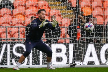 Blackpool 'dan Chris Maxwell 5 Kasım 202' de Bloomfield Road, Blackpool 'da Blackpool-Luton Town maçından önce ısınıyor.
