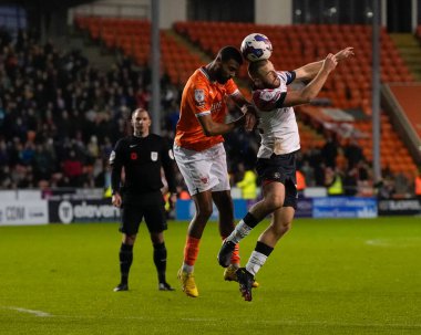 Blackpool 'dan CJ Hamilton # 22, Luton Town' dan Tom Lockyer # 4 ile Bloomfield Road, Blackpool, İngiltere 'de oynanan Blackpool-Luton maçında yarışacak.