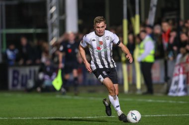 Hereford 'dan Jack Evans, 4 Kasım 202' de Birleşik Krallık 'ın başkenti Hereford' da oynanan Hereford FC-Portsmouth maçında topla koşuyor.