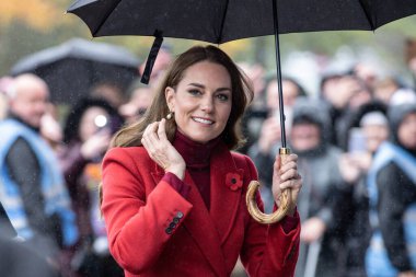 Galler Prensesi (Kate Middleton), Wigan, Birleşik Krallık 'ta 5 Kasım 202 tarihinde oynanan Rugby Ligi Dünya Kupası 2021 çeyrek final maçında İngiltere ile Papua Yeni Gine maçında seyircilere el sallıyor.
