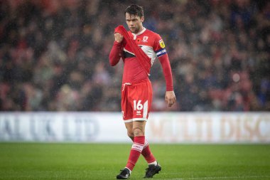 Middlesbrough 'dan Jonathan Howson # 16 numaralı depresif kişi, 5 Kasım 202' de Riverside Stadyumu, Middlesbrough, İngiltere 'de oynanan Middlesbrough-Bristol maçında gömleğiyle yüzünü kapatıyor.