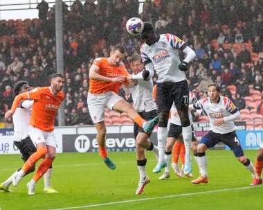 Luton Town 'dan Elijah Adebayo 5 Kasım 202' de Bloomfield Road, Blackpool 'da Blackpool Luton Town' a karşı oynanan maçta Blackpool 'lu Callum Connolly # 2' nin baskısıyla liderliği devraldı.