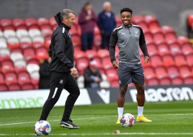Plymouth Argyle forvet Niall Ennis (11) ve Plymouth Argyle 1. Takım teknik direktörü Kevin Nancekivell, 5 Kasım 202 'de Blundell Park, Cleethorpes' ta oynanan Emirates FA Kupası birinci tur karşılaşmasında Grimsby Town - Plymouth Argyle maçında ısındılar.