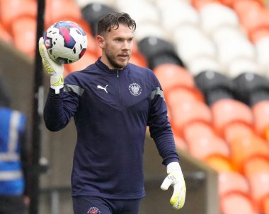 Blackpool 'dan Chris Maxwell 5 Kasım 202' de Bloomfield Road, Blackpool 'da Blackpool-Luton Town maçından önce ısınıyor.