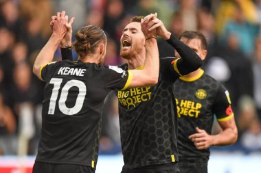 Wigan Athletic 'ten Tom Naylor # 4, Wigan Atletizm' den Will Keane # 10 Wigan Athletic ile 5 Kasım 202 'de Swansea.com Stadyumu, Swansea.com Stadyumu' nda oynanan Swansea City - Wigan Atletizm karşılaşmasında 0-2 berabere kalma golünü kutluyor.