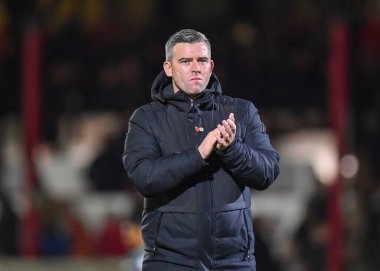 Plymouth Argyle Müdürü Steven Schumacher, 5 Kasım 202 tarihinde Blundell Park, Cleethorpes, İngiltere 'de oynanan Emirates FA Kupası Birinci Raundda Grimsby Town - Plymouth Argyle maçında taraftarları tam zamanlı olarak alkışlıyor ve üzgün görünüyor.