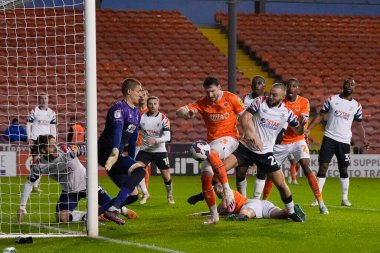 Blackpool 'dan James Husband # 3 Luton Town' dan Allan Campbell # 22 ile Luton Penaltı Şampiyonası 'nda Blackpool - Luton Town maçında Bloomfield Road, Blackpool, İngiltere, 5 Kasım 202' de top için yarışıyor.