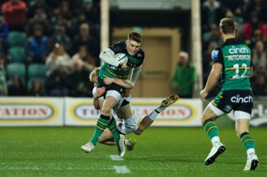 Northampton Saints 'ten Tommy Freeman, 4 Kasım 202' de İngiltere 'nin Northampton kentindeki Franklin' s Gardens 'ta oynanan Northampton Saints - Exeter Chiefs maçında Exeter Chiefs takımından Josh Hodge ile karşı karşıya geldi.