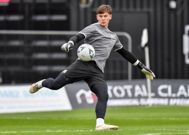 Plymouth Argyle kalecisi Michael Cooper (1), 5 Kasım 202 tarihinde Blundell Park, Cleethorpes 'ta Grimsby Town ile Plymouth Argyle arasında oynanan ilk tur karşılaşmasında ısındı.