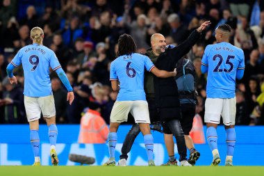 Manchester City teknik direktörü Pep Guardiola, Manchester City 'nin 5 Kasım 202' de Etihad Stadyumu 'nda Manchester City Fulham' a karşı oynadığı Premier League maçının sonunda Manchester City # 25 'inci Manuel Akanji ile 2-1' lik galibiyetini kutluyor.