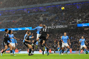 Manchester City 'den Manuel Akanji 5 Kasım 202 tarihinde Etihad Stadyumu' nda Manchester City Fulham 'a karşı oynanan Premier League maçında kaleye doğru ilerliyor.