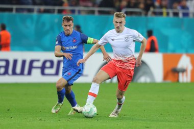 UEFA Avrupa Konferansı Ligi karşılaşmasında Darius Olaru ve Flynn Downes, Romanya 'nın başkenti Naional' de oynanan FCSB-West Ham United maçında, 3 Kasım 2022