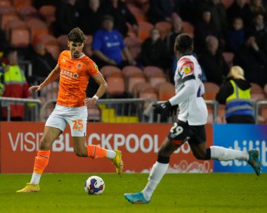 Blackpool 'dan Theo Corbeanu # 25 numara Luton Town' dan Amarii Bell 'i geçti. 5 Kasım 2022' de Bloomfield Road, Blackpool 'da oynanan Blackpool Luton Town maçında.