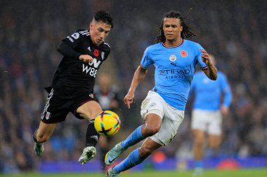 Fulham 'dan Harry Wilson # 8 Premier League maçında Manchester City - Fulham maçında Manchester City - Etihad Stadyumu' nda 5 Kasım 202 tarihinde Nathan Ake # 6 'yı geçmeye çalışıyor.