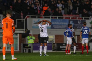 Hereford 'lu Aaron Amadi-Halloway 4 Kasım 202' de Birleşik Krallık 'ın başkenti Hereford' da oynanan Hereford FC 'nin Portsmouth' a karşı oynadığı birinci tur karşılaşmasından sonra üzgün görünüyor.