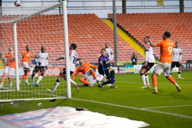 Blackpool 'dan Gary Madine 5 Kasım 202' de Bloomfield Road, Blackpool 'da oynanan Blackpool-Luton Town maçında barın üzerinden atışını izliyor.
