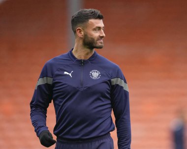 Blackpool # 14 numaralı Gary Madine, Blackpool-Luton Town maçından önce ısınıyor. Bloomfield Road, Blackpool, İngiltere, 5 Kasım 202