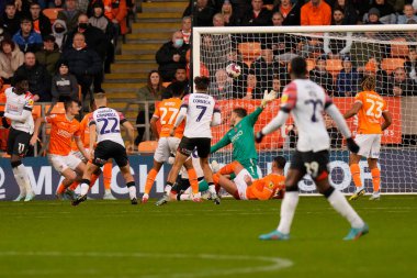 Luton Town 'dan Luke Berry 5 Kasım 202' de Bloomfield Road, Blackpool 'da oynanan Blackpool-Luton Town maçında 1-0 berabere kaldı.