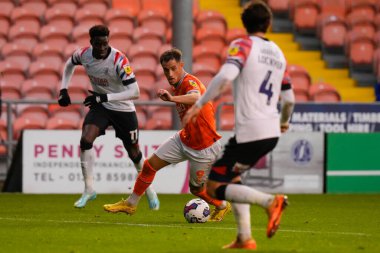 Blackpool 'dan Jerry Yates 5 Kasım 202' de Bloomfield Road, Blackpool 'da oynanan Blackpool-Luton Town maçında Luton Town defansında koşuyor.