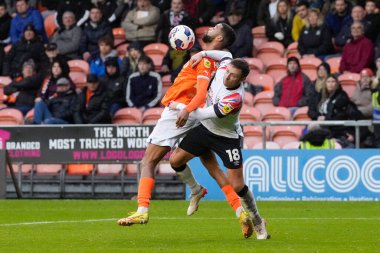 Luton Town 'dan Jordan Clark # 18 numara Blackpool, Blackpool, Birleşik Krallık' ta Blackpool 'a karşı Blackpool' da oynanan Blackpoolduring the Sky Bet Championship maçında CJ Hamilton # 22 ile top için yarışıyor.