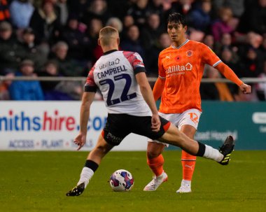 Blackpool 'dan Kenny Dougall # 12 numara Luton Town' dan Allan Campbell 'da koşuyor. Blackpool - Luton Town maçında Blackpool - Bloomfield Road, Blackpool, İngiltere, 5 Kasım 202