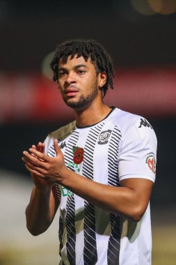 Hereford 'dan Jordan Thompson # 26, Birleşik Krallık' ın başkenti Hereford 'da oynanan ve 4 Kasım 202' de oynanan Emirates FA Cup First Round karşılaşması sonrasında ev sahibi taraftarları alkışlıyor.