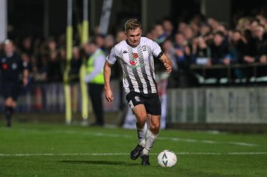 Hereford 'dan Jack Evans, 4 Kasım 202' de Birleşik Krallık 'ın başkenti Hereford' da oynanan Hereford FC-Portsmouth maçında topla koşuyor.