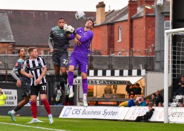 IPlymouth Argyle defans oyuncusu Brendan Galloway (22), Grimsby Town kalecisi Max Crocombe (1) ile Blundell Park, Cleethorpes, Birleşik Krallık, 5 Novemb 'deki Grimsby Town - Plymouth Argyle maçında havada mücadele etti.