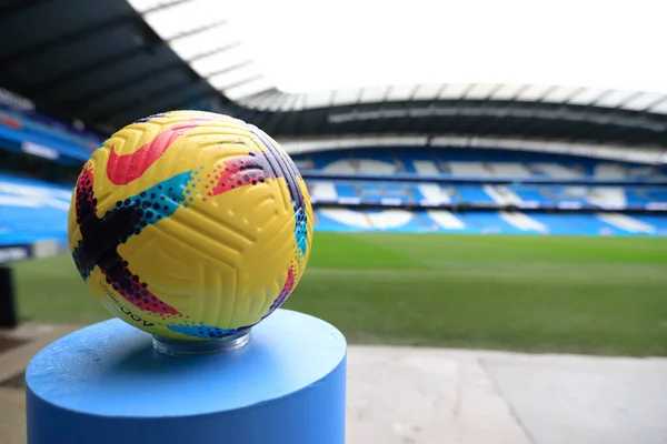 今日はプレミアリーグの試合の前にボールを一致させますマンチェスター シティ対フルハムエティハドスタジアムで マンチェスター イギリス 11月2022 — ストック写真
