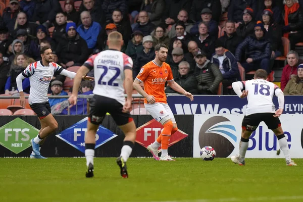 Blackpool 'dan James Husband # 3, 5 Kasım 202' de Bloomfield Road, Blackpool 'da oynanan Blackpool-Luton Town maçında Luton Town defansında koşuyor.