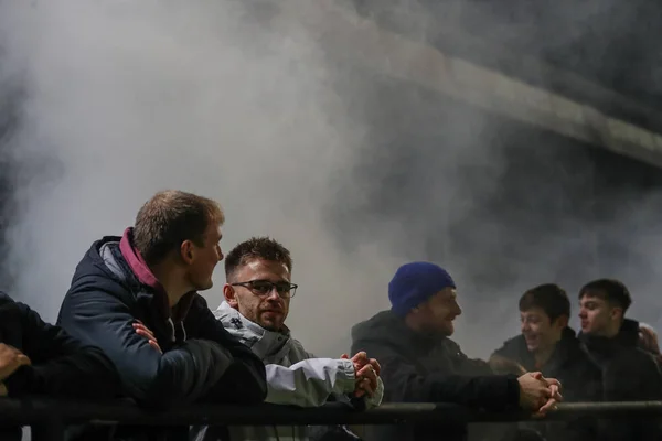 ヘレフォードのファンは エミレーツFaカップ第1戦の間に花火を使用していますヘレフォードFc対ポーツマスエドガーストリート 11月202 — ストック写真