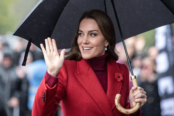 Princesa Gales Kate Middleton Saluda Multitud Cuando Llega Estadio Durante —  Fotos de Stock