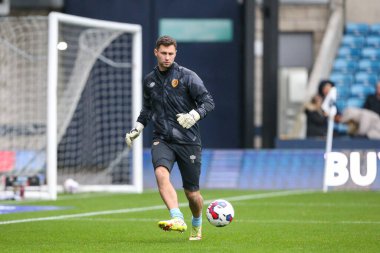 Hull City 'den 13 numaralı Nathan Baxter, 5 Kasım 202' de İngiltere 'nin The Den şehrinde oynanan Millwall vs Hull City maçında ısınıyor.