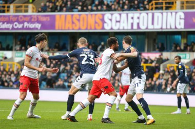 5 Kasım 202 'de The Den, Londra' da Millwall vs Hull City 'nin oynadığı Sky Bet Şampiyonası' nda oyuncular bir köşede kapışıyor.
