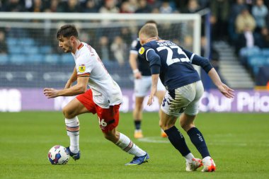 Hull City 'den Ryan Longman 5 Kasım 202' de The Den, Londra 'da oynanan Millwall vs Hull City maçında topa vuruyor.