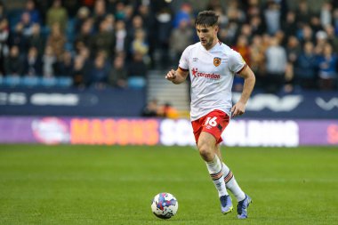 Hull City 'den Ryan Longman 5 Kasım 202' de The Den, Londra 'da oynanan Millwall vs Hull City maçında topa vuruyor.