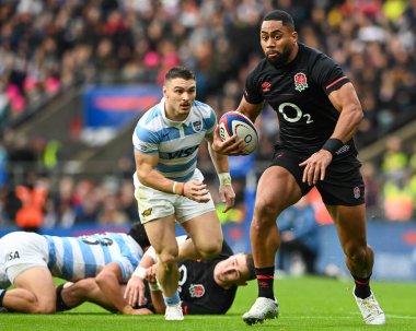 İngiltere 'den Joe Cokanasiga, 6 Kasım 202' de Twickenham, Twickenham Stadyumu 'nda İngiltere ve Arjantin arasında oynanan uluslararası sonbahar maçında mola verdi.