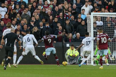 Crystal Palace 'dan Marc Guhi # 6 numaralı faul West Ham United' ın 6 Kasım 2022 'de Londra' daki Londra Stadyumu 'nda oynanan Premier League maçı sırasında VAR' ın attığı penaltı için West Ham United 'a karşı Crystal Palace, 6 Kasım 2022 tarihinde faul yaptı.