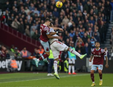 West Ham United 'dan Aaron Cresswell # 3 ve Crystal Palace' dan Jordan Ayew # 9 Premier Lig maçı sırasında Londra Stadyumu, Londra, İngiltere 'de oynanan West Ham United - Crystal Palace maçında mücadele ettiler.