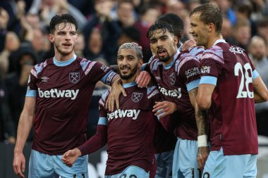 West Ham United takımının 22 numaralı oyuncusu West Ham United 'ın Londra' daki Crystal Palace 'a karşı oynadığı Premier League maçında takım arkadaşlarıyla 1-0 kazanma hedefini kutluyor.