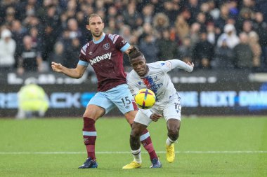 Craig Dawson # 15 West Ham United ve Wilfried Zaha # 11 Crystal Palace Premier League maçı sırasında Londra Stadyumu, Londra, İngiltere 6 Kasım 202 'de West Ham United' a karşı Crystal Palace 'da top mücadelesi verdi.