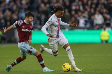 Crystal Palace 'dan Michael Olise 6 Kasım 202' de Londra Stadyumu 'ndaki West Ham United - Crystal Palace maçı sırasında West Ham United' ın 3 numaralı kanalı Aaron Cresswell 'de koşuyor.