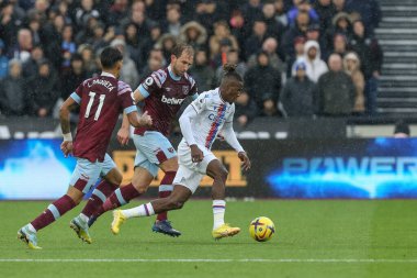 Crystal Palace 'dan Wilfried Zaha 6 Kasım 202' de Londra 'daki West Ham United - Crystal Palace maçında topla koşuyor.
