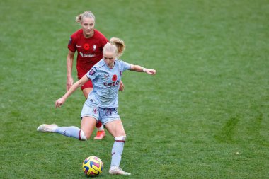 Aston Villa 'dan Laura Blindkilde 6 Kasım 202' de Birkenhead 'deki Prenton Park' ta oynanan Fa Women-Aston Villa Kadınlar Süper Ligi karşılaşmasında pas veriyor.