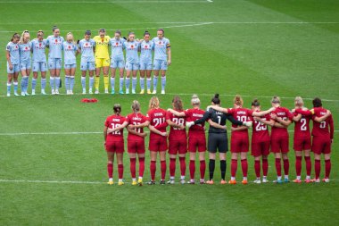 Liverpool ve Aston Villa oyuncuları, 6 Kasım 202 'de İngiltere' nin Birkenhead kenhead kentinde, Prenton Park 'ta oynanan Liverpool Kadınlar-Aston Villa Kadınlar Süper Ligi karşılaşmasında bir dakikalık saygı duruşunda bulundular.
