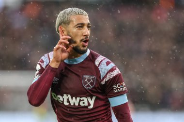 West Ham United takımının 22 numarası, 6 Kasım 2022 'de Londra Stadyumu' nda oynanan Premier League maçında West Ham United - Crystal Palace maçında 1-0 'lık galibiyet golünü kutluyor.